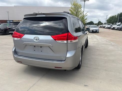 Used 2012 Toyota Sienna LE FWD image 3