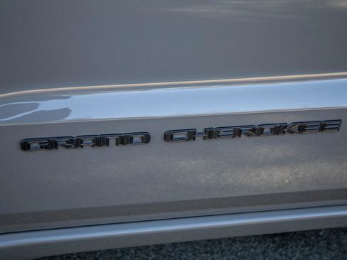 Used 2020 Jeep Grand Cherokee Altitude image 18