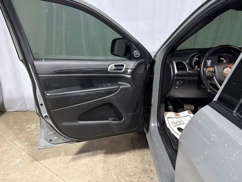 Used 2019 Jeep Grand Cherokee Altitude AWD/4WD image 2
