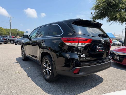 Used 2017 Toyota Highlander Plus AWD/4WD image 8