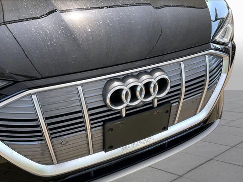 Used 2022 Audi e-tron Premium Plus w/ Premium Plus Package AWD/4WD image 29