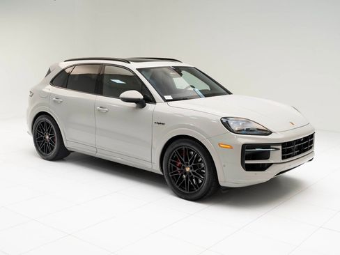 Used 2025 Porsche Cayenne S image 7