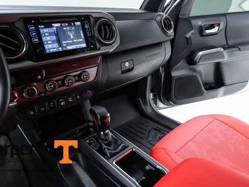 Used 2019 Toyota Tacoma TRD Off-Road w/ Technology Package AWD/4WD image 23