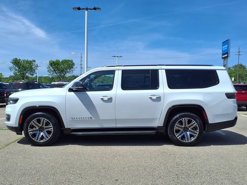 Used 2024 Jeep Wagoneer L Series II w/ Flexible Seating Group RWD image 8