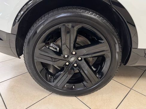 Used 2024 Land Rover Discovery Dynamic SE AWD/4WD image 30
