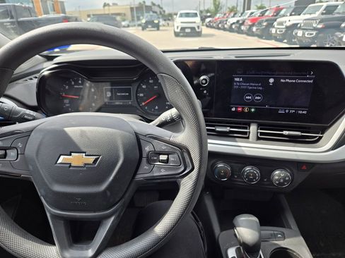 Used 2024 Chevrolet Trax LS w/ LS Convenience Package FWD image 7