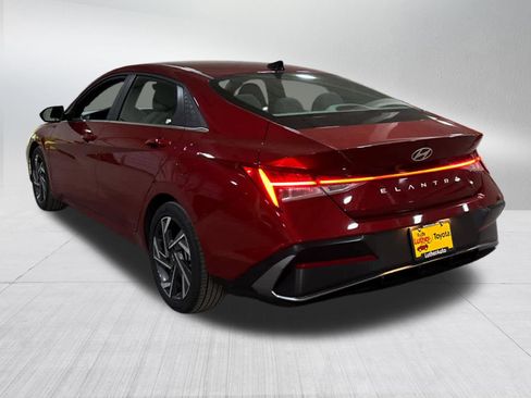 Used 2025 Hyundai Elantra SEL image 3