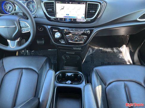 Used 2025 Chrysler Pacifica Select FWD image 17