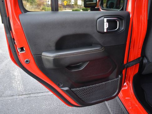 Used 2025 Jeep Wrangler Unlimited Sahara image 13