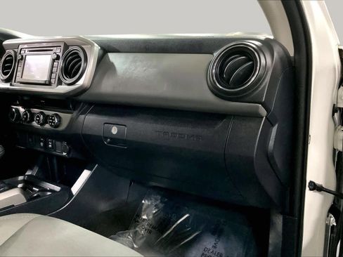 Used 2018 Toyota Tacoma SR5 AWD/4WD image 19