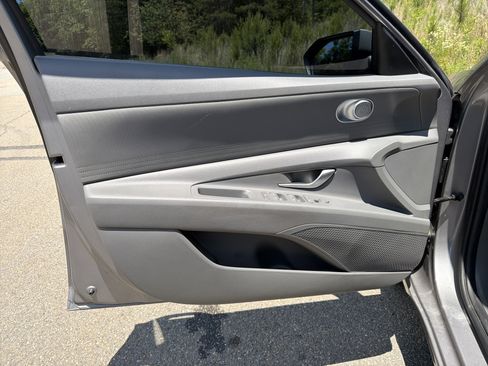 Used 2022 Hyundai Elantra SEL FWD image 12