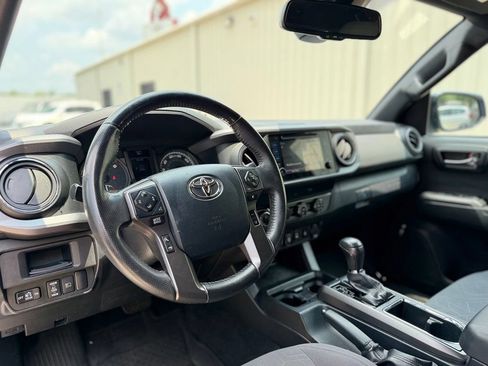 Used 2019 Toyota Tacoma TRD Off-Road AWD/4WD image 14