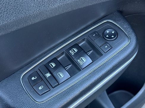 Used 2018 Chrysler 300 S AWD/4WD image 13