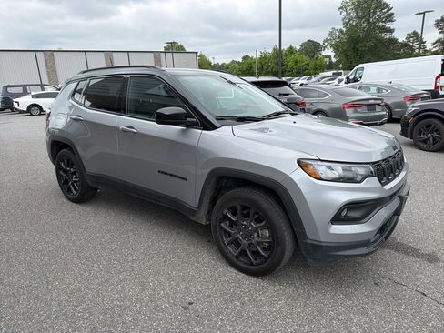 Used 2023 Jeep Compass Latitude w/ Sun and Sound Group AWD/4WD image 9