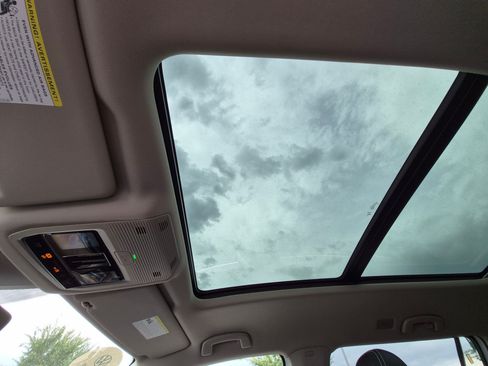 Used 2024 Volkswagen Atlas SE w/ Panoramic Sunroof Package AWD/4WD image 19