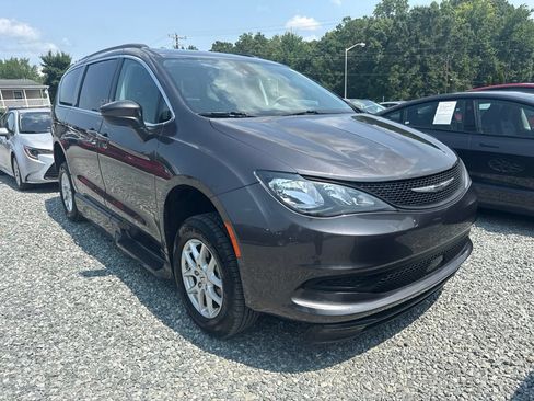 Used 2021 Chrysler Voyager Lxi w/ Cold Weather Group FWD image 2