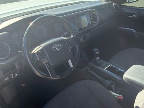 Used 2017 Toyota Tacoma TRD Off-Road AWD/4WD image 15