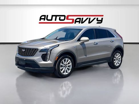 Used 2022 Cadillac XT4 Luxury w/ Cold Weather Package FWD image 3