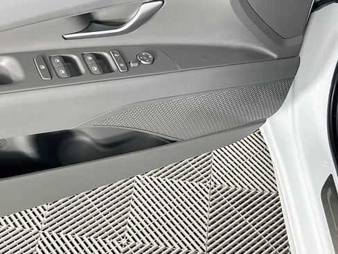 Certified 2025 Hyundai Elantra SE FWD image 19