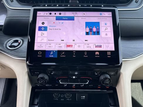 Certified 2025 Jeep Grand Cherokee Limited w/ Black Appearance Package AWD/4WD image 11