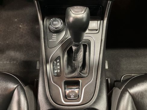 Used 2020 Jeep Cherokee Latitude Plus w/ Cold Weather Group image 15