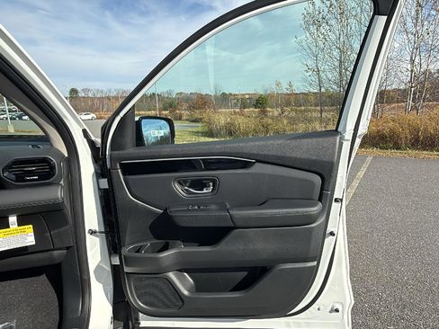 New 2025 Honda Pilot Touring image 18