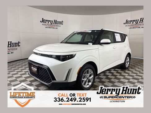Used 2025 Kia Soul LX FWD image 1