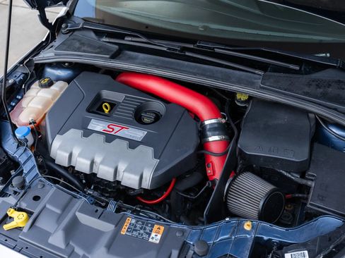 Used 2018 Ford Focus ST w/ Equipment Group 402A FWD image 40