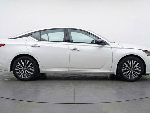Used 2025 Nissan Altima 2.5 SV image 11