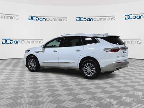 Used 2023 Buick Enclave Essence image 7
