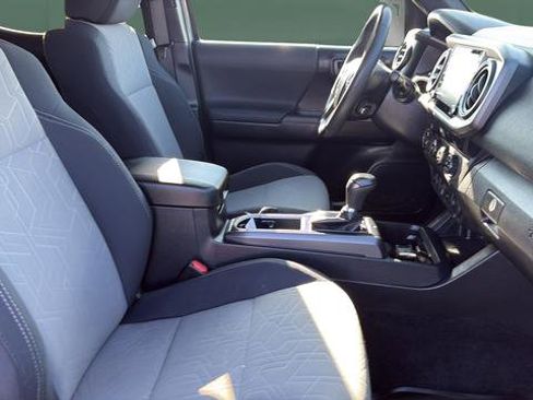 Used 2020 Toyota Tacoma TRD Off-Road w/ Technology Package image 18