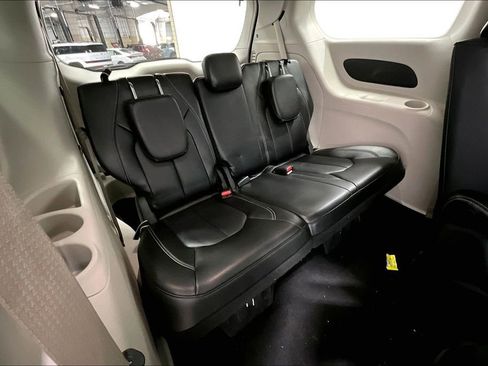 Used 2024 Chrysler Pacifica Limited FWD image 32