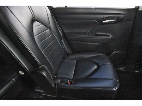 Used 2023 Toyota Highlander XLE FWD image 15