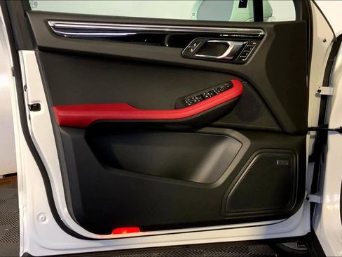 Used 2025 Porsche Macan image 25