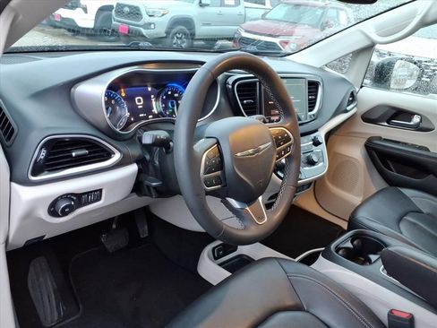 Used 2023 Chrysler Pacifica Touring-L image 17