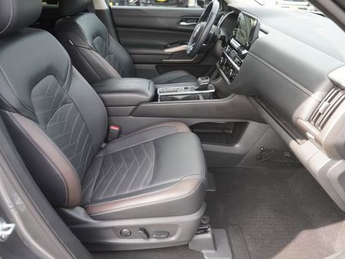 Used 2024 Nissan Pathfinder Platinum FWD image 19