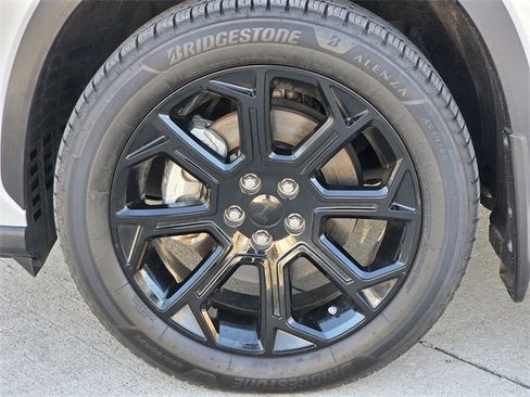 Used 2024 Toyota Highlander LE image 9