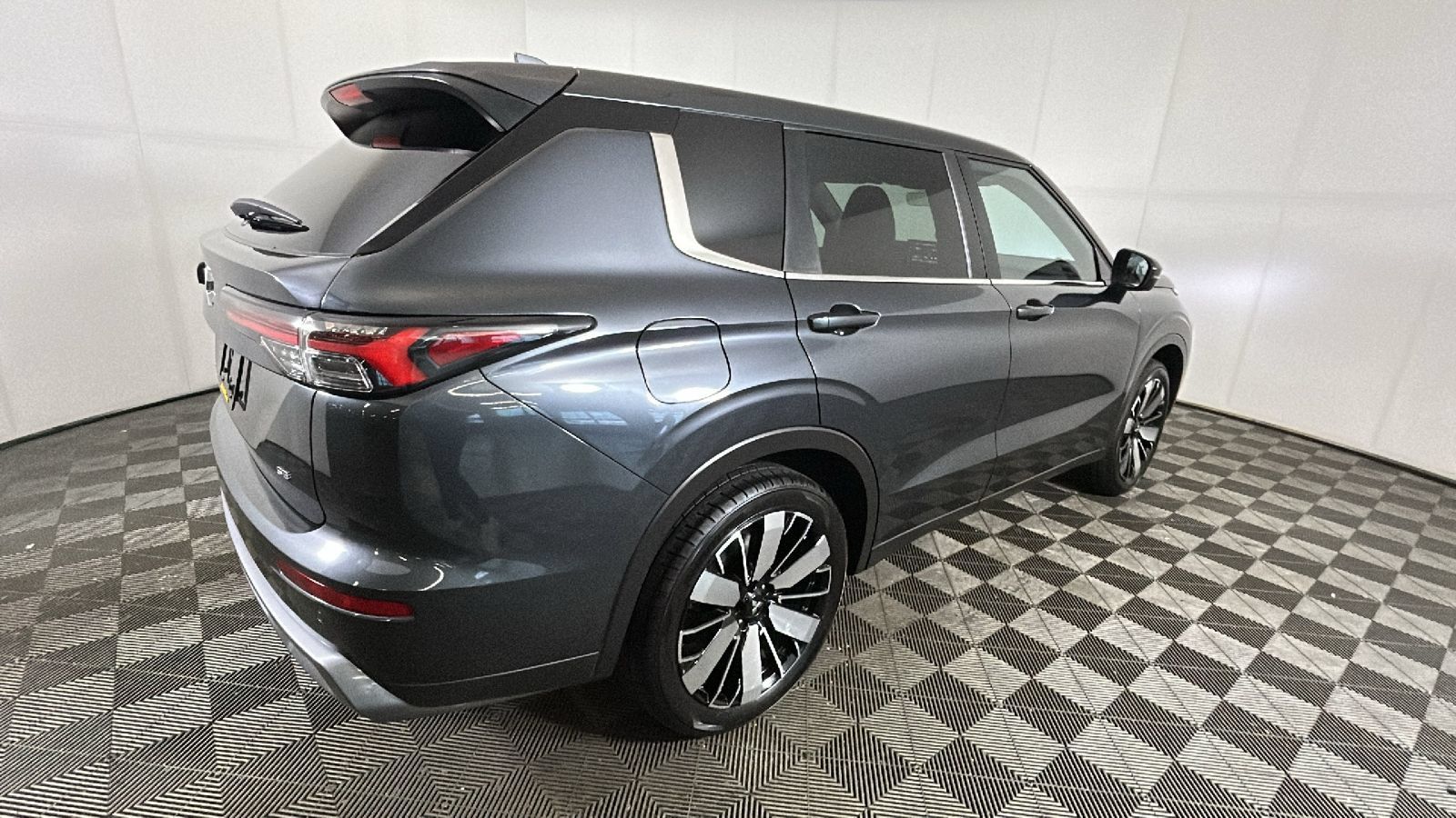 Used 2025 Mitsubishi Outlander SE AWD/4WD image 2