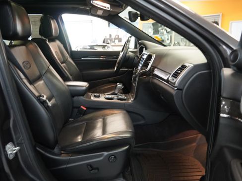 Used 2018 Jeep Grand Cherokee Overland AWD/4WD image 36
