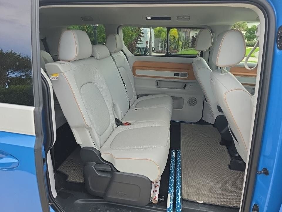 Used 2025 Volkswagen ID. Buzz 1st Edition RWD image 9
