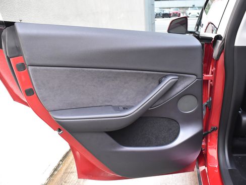 Used 2022 Tesla Model Y Long Range image 24