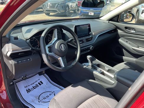 Used 2025 Nissan Altima 2.5 SV FWD image 10