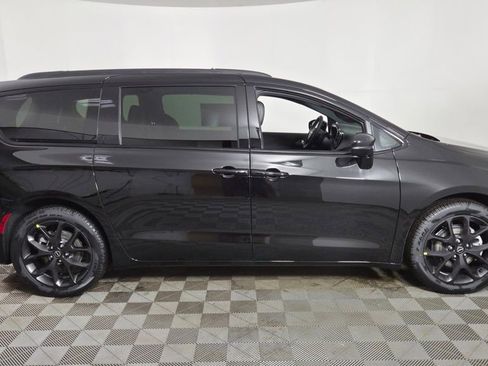 New 2026 Chrysler Pacifica Select image 8