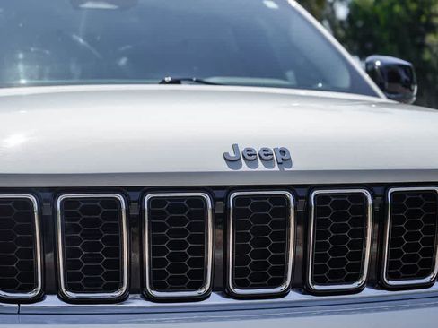 Used 2022 Jeep Grand Cherokee Overland w/ Luxury Tech Group IV AWD/4WD image 11