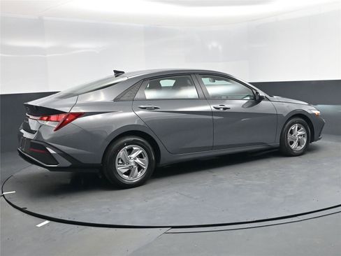 New 2026 Hyundai Elantra SE image 4