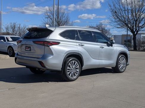 Used 2024 Toyota Highlander Platinum image 6