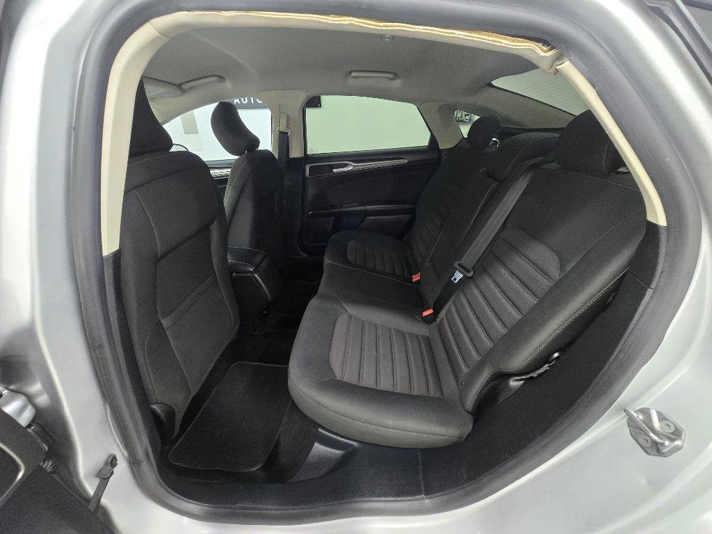 Used 2018 Ford Fusion SE FWD image 14