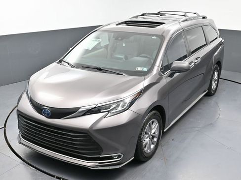 Used 2022 Toyota Sienna XLE w/ XLE Plus Package image 46