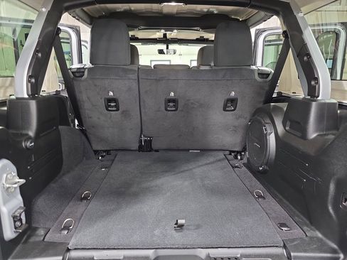 Used 2023 Jeep Wrangler Unlimited Rubicon w/ Xtreme Recon 35" Tire Package image 12