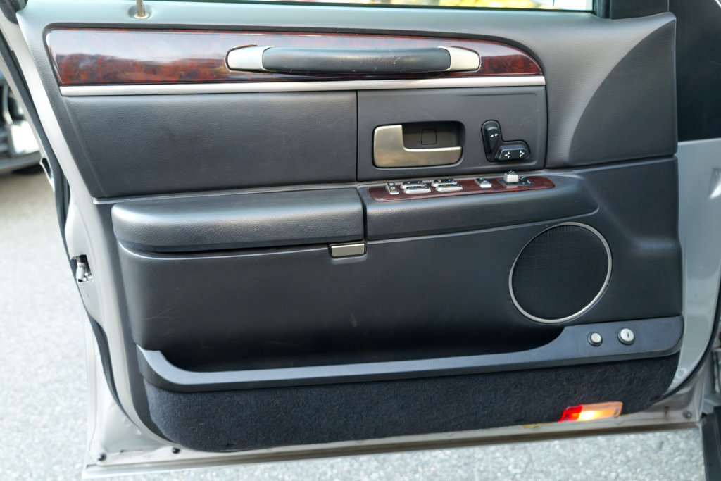 Used 2008 Lincoln Town Car Executive RWD image 16